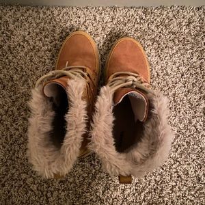 Womens sorel boots. Super warm just to small for me!